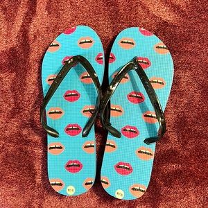 Blue flip flops with light and hot pink lips 👄 with black straps